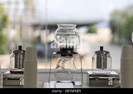 Auf dem Tisch befindet sich ein Glasgeschirr für die Teezubereitung. Ein modernes Teeset für Teeliebhaber. Stockfoto