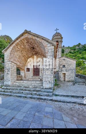 Die Kirche unserer Lieben Frau von Remedy ist eine römisch-katholische Kirche, die auf dem Hang des St. John Mountain thront und 1518 fertiggestellt wurde Stockfoto