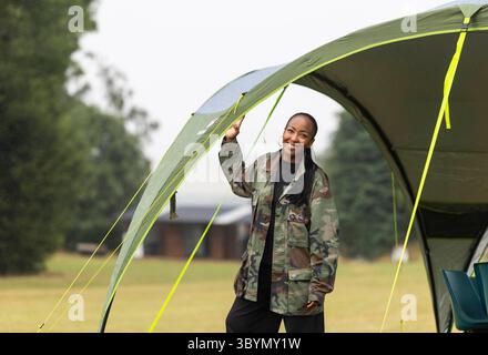 AM 21. JULI 0001 WURDE Angellica Bell als Fernsehmoderatorin und neu ernannte Girlguiding-Botschafterin Rainbows, Brownies, Guides and Rangers in Topstones, Leicestershire, zur Veröffentlichung von 72 neuen Interessensabzeichen für Mädchen in der Jugendorganisation GESPERRT. Ausgabedatum: Montag, 21. Juli 2025. Stockfoto