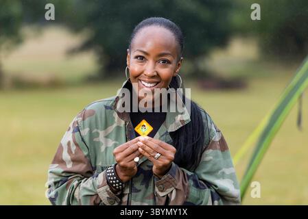 AM 21. JULI 0001 WURDE Angellica Bell als Fernsehmoderatorin und neu ernannte Girlguiding-Botschafterin Rainbows, Brownies, Guides and Rangers in Topstones, Leicestershire, zur Veröffentlichung von 72 neuen Interessensabzeichen für Mädchen in der Jugendorganisation GESPERRT. Ausgabedatum: Montag, 21. Juli 2025. Stockfoto