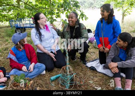 EMBARGOED BIS 0001 MONTAG, 21. JULI REDAKTIONELLE NUTZUNG NUR Fernsehmoderatorin und neu ernannte Girlguiding-Botschafterin, Angellica Bell (Zentrum) beteiligt sich an der Herstellung von Bug Hotels für das neue Entomologie-Emblem mit Guides (Namen nicht angegeben) in Topstones, Leicestershire, um die Einführung von 72 neuen Interessenabzeichen für Mädchen in der Jugendorganisation zu feiern. Ausgabedatum: Montag, 21. Juli 2025. Stockfoto