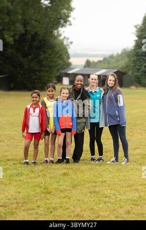 EMBARGO BIS 0001 MONTAG, 21. JULI, NUR FÜR DIE REDAKTIONELLE VERWENDUNG ALS Fernsehmoderatorin und neu ernannte Girlguiding-Botschafterin, Angellica Bell Visits Rainbows, Brownies, Guides and Rangers (Namen nicht angegeben) in Topstones, Leicestershire, um die Einführung von 72 neuen Interessensabzeichen zu feiern, die Mädchen in der gesamten Jugendorganisation zur Verfügung stehen. Ausgabedatum: Montag, 21. Juli 2025. Stockfoto