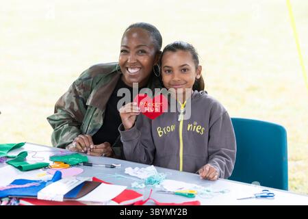 Angellica Bell, die AM 21. JULI 0001 als REDAKTIONSSTELLE und neu ernannte Girlguiding-Botschafterin gilt, beteiligt sich an der Herstellung von Taschenumarmungen für das neue Freundlichkeitsabzeichen mit einem Brownie (Name nicht angegeben) in Topstones, Leicestershire, um die Einführung von 72 neuen Interessenabzeichen für Mädchen in der Jugendorganisation zu feiern. Ausgabedatum: Montag, 21. Juli 2025. Stockfoto