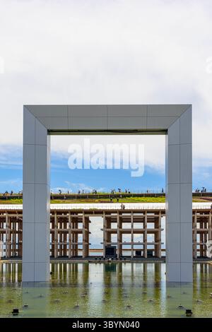The Water plaza mit einem gerahmten Blick auf den Grand Ring auf der World Expo 2025, Osaka, Kansai, Japan Stockfoto