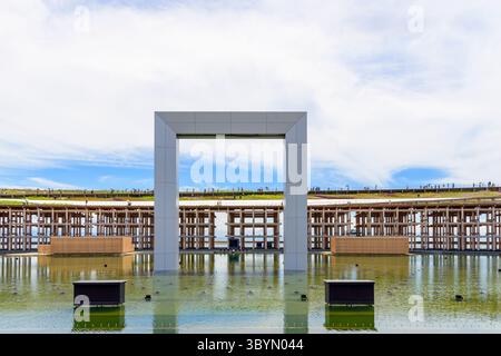 The Water plaza mit einem gerahmten Blick auf den Grand Ring auf der World Expo 2025, Osaka, Kansai, Japan Stockfoto