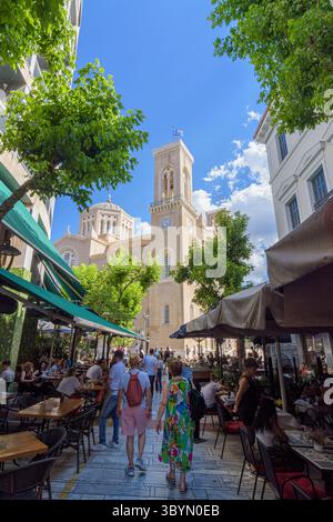 Cafés entlang Evaggelistrias in Richtung der Heiligen Metropolitan Cathedral Kirche der Verkündigung an die Jungfrau Maria, Mitropoleos Platz, Athen, Griechenland Stockfoto