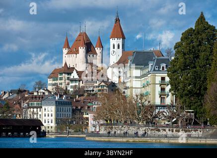 Schloss Thun und Turm der Stadtkirche Thun, Kanton Bern, Schweiz Stockfoto