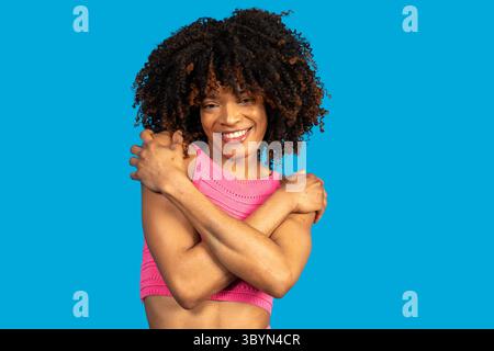 Glückliche junge Frau nimmt sich an und fördert Selbstliebe und Körperpositivität Stockfoto
