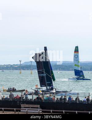 Frankreich konnte dieses Wochenende nicht in Portsmouth antreten, nachdem das Team in der Praxis einen erheblichen Zwischenfall erlitten hatte. Das Team nahm am Training vor dem Rennen Teil, als der Vorfall eintrat. Alle Athleten an Bord sind sicher und werden berücksichtigt. Eine Untersuchung der Ursachen des Vorfalls ist bereits im Gange. Es ist ein verheerender Schlag für Quentin Delapierres Team, das die ersten beiden Veranstaltungen der Saison ausführte, während er auf eine neue F50 wartete. Quelle: Gary Blake/Alamy Live Nres Stockfoto