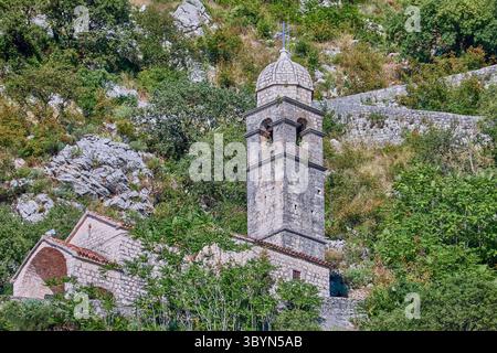 Die Kirche unserer Lieben Frau von Remedy ist eine römisch-katholische Kirche, die auf dem Hang des St. John Mountain thront und 1518 fertiggestellt wurde Stockfoto