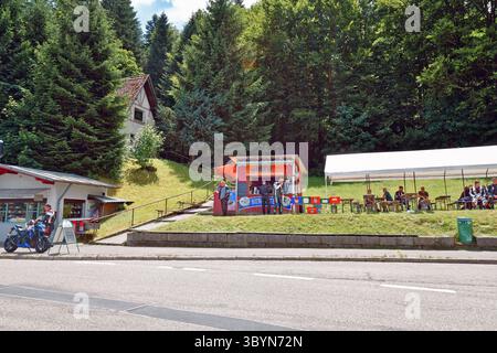 Forbach, Deutschland - 12. Juli 2025: Motorradtreffen in Forbach, Odenwald. Radfahrer treffen sich an einem beliebten Landstopp Stockfoto