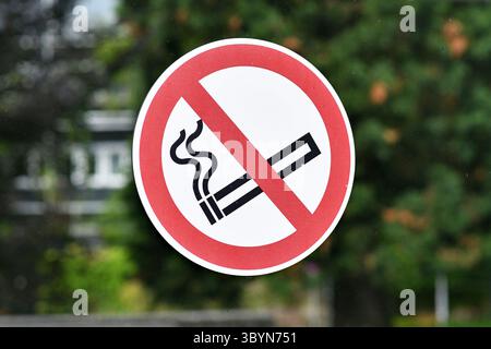 Rotes rundes Rauchverbot-Schild an der Glaswand Stockfoto