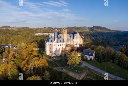 Aus der Vogelperspektive des Dorfes Scharfenstein und der Burg im Erzgebirge, Sachsen, Deutschland Stockfoto