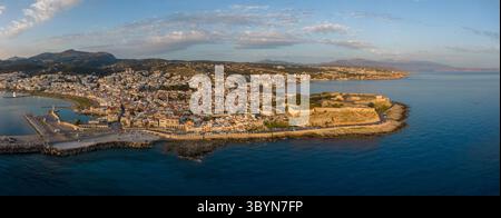 Aus der Vogelperspektive von Rethymno und der venezianischen Festung auf Kreta, Griechenland Stockfoto