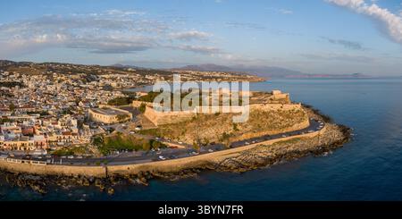 Aus der Vogelperspektive von Rethymno und der venezianischen Festung auf Kreta, Griechenland Stockfoto