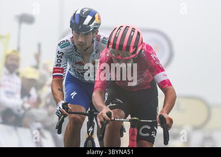 Tour de France 2025, Stage 14, Pau nach Luchon - Superbagneres. Ben Healy für EF Education Easy Post und Primoz Roglic für Redbull Bora Hansgrhe am Ende der Bühne. Quelle: Peter Goding/Alamy Live News Stockfoto