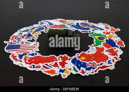Militärfahrzeug in der Mitte der Welt Flaggen für internationale Militäroperationen Stockfoto