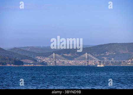 Vista panorámica del puente de Rande mehr la ría de Vigo. Fotografía Tomada desde el mar, con el puente atirantado en el Centro. Vigo, España Stockfoto