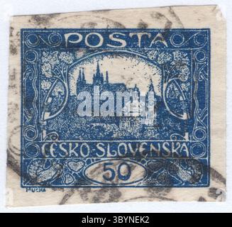 TSCHECHOSLOWAKEI - 19. August 1919: 50 haléř dunkelblaue Briefmarke mit Blick auf die Prager Burg in Hradcany in Prag, Hauptstadt der Tschechoslowakei. Die Prager Burg ist eine Burganlage in Prag, Tschechien, die als offizieller Wohnsitz und Arbeitsplatz des Präsidenten der Tschechischen Republik dient. Die Burg wurde im 9. Jahrhundert erbaut und diente lange Zeit als Sitz der Macht für die Könige von Böhmen, römische Kaiser und Präsidenten der Tschechoslowakei. Die böhmischen Kronjuwelen befinden sich in einem versteckten Raum Stockfoto
