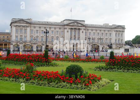 London, Großbritannien – 28. Juni 2014. Buckingham Palace in London. Mit Personen anzeigen. Stockfoto