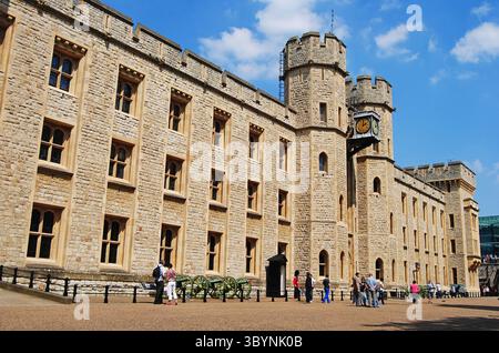 London, Großbritannien – 18. Mai 2014. Die Waterloo Barracks im Tower of London Complex, mit Menschen. Hier stehen die prächtigen Kronjuwelen Stockfoto