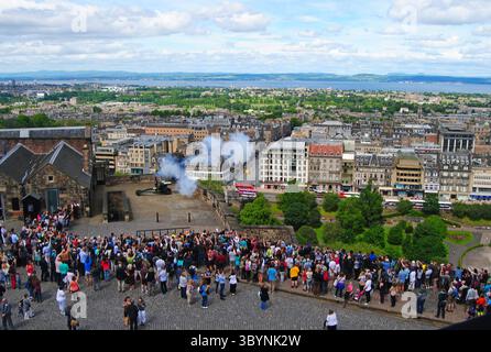 Edinburgh, Großbritannien – 19. Juni 2014. Blick auf Mills Mount Batteries und eine O'Clock Gun des Edinburgh Castle, die genau um 13:00 Uhr mit Peo feuert Stockfoto
