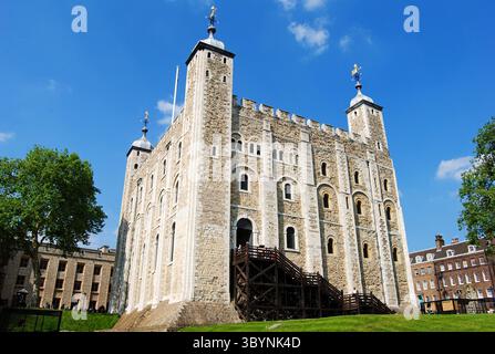 London, Großbritannien – 18. Mai 2014. Der Weiße Turm im Tower of London. Mit Personen anzeigen. Stockfoto