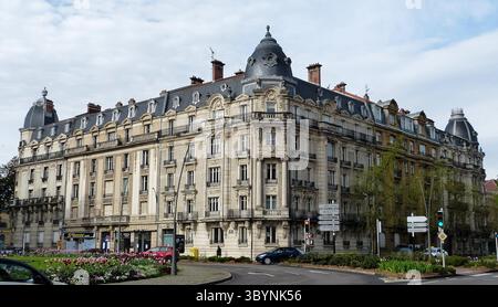 Metz, Frankreich – 28. April 2012. Historisches Gebäude am Place Raymond Mondon im Quartier Imperial of Metz. Blick auf Autos, Gewerbeobjekte und Menschen Stockfoto