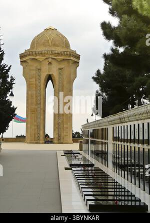 Baku, Aserbaidschan – 21. November 2012. Märtyrerstraße in Baku, Aserbaidschan mit einer langen Reihe von Grabdenkmälern für die Opfer des Angriffs der Roten Armee von 1990 und Stockfoto