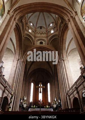Mainz, Deutschland – 8. Mai 2014. Inneres des Mainzer Doms mit Blick auf den Hauptaltar. Stockfoto