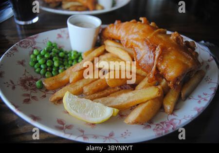 Fish And Chips mit Erbsen und Sauce tartar Stockfoto