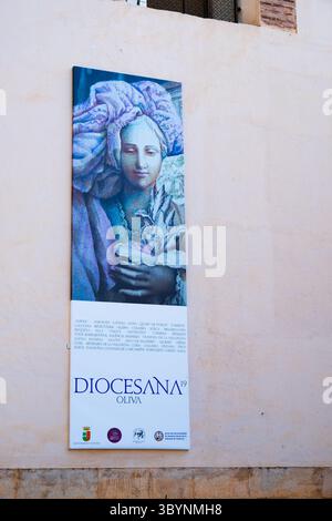 Poster für Diözesana auf dem Kirchplatz (Placa de l'Esglesia) Oliva Stockfoto
