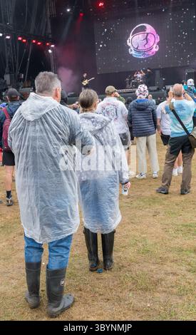 Festivalfans genießen die Musik beim Pracht Music Festival auf dem historischen Gelände der Wollaton Hall, Nottingham. Stockfoto