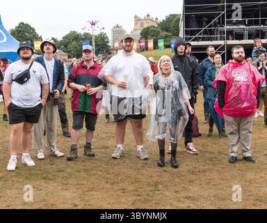 Festivalfans genießen die Musik beim Pracht Music Festival auf dem historischen Gelände der Wollaton Hall, Nottingham. Stockfoto