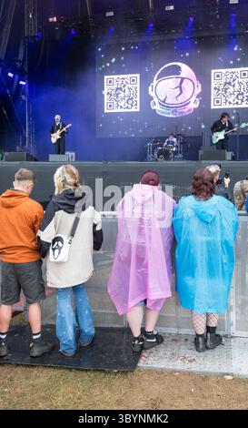 Festivalfans genießen die Musik beim Pracht Music Festival auf dem historischen Gelände der Wollaton Hall, Nottingham. Stockfoto