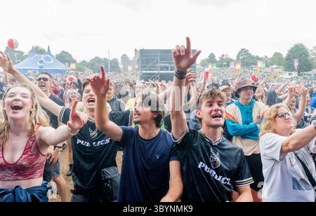 Festivalfans genießen die Musik beim Pracht Music Festival auf dem historischen Gelände der Wollaton Hall, Nottingham. Stockfoto
