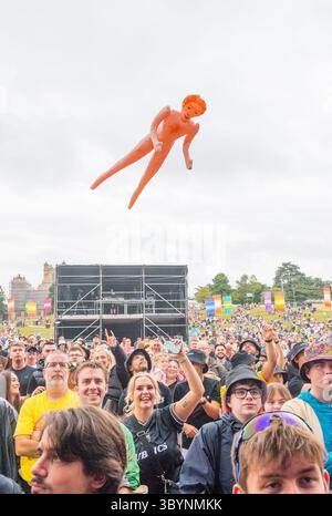 Festivalfans genießen die Musik beim Pracht Music Festival auf dem historischen Gelände der Wollaton Hall, Nottingham. Stockfoto