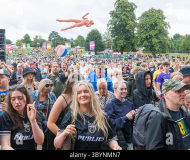 Festivalfans genießen die Musik beim Pracht Music Festival auf dem historischen Gelände der Wollaton Hall, Nottingham. Stockfoto