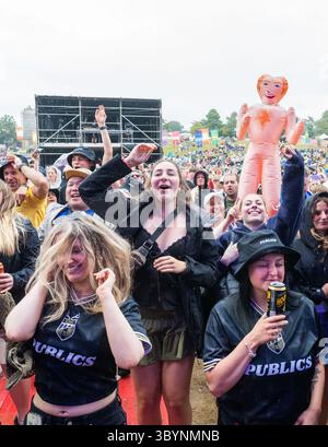 Festivalfans genießen die Musik beim Pracht Music Festival auf dem historischen Gelände der Wollaton Hall, Nottingham. Stockfoto