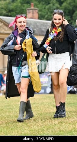 Festivalfans genießen die Musik beim Pracht Music Festival auf dem historischen Gelände der Wollaton Hall, Nottingham. Stockfoto