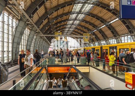 Passagiere am Alexanderplatz, Berlin, Deutschland Stockfoto