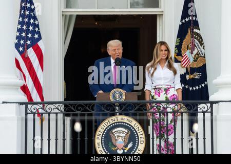 Präsident Donald Trump und First Lady Melania Trump sprechen vom Truman Balcony während des Kongresspicknicks im Weißen Haus in Washington, D.C. am 12. Juni 2025. Die jährliche Veranstaltung bringt Mitglieder des Kongresses und ihre Familien zu einem Abend mit Essen, Musik und überparteilicher Kameradschaft zusammen. Bild mit freundlicher Genehmigung des Weißen Hauses. Stockfoto