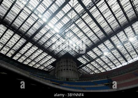 Allgemeine Ansicht des Giuseppe Meazza Stadions vor dem Spiel der Women's Series A zwischen dem AC Mailand und dem FC Internazionale am 08. Dezember 2024 im Stadio Giuseppe Meazza in Mailand Stockfoto