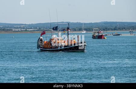 Southsea Rettungsbootstation Tag der offenen Tür im Juli 2025 mit Demonstrationen der freiwilligen Besatzung für die breite Öffentlichkeit. Stockfoto