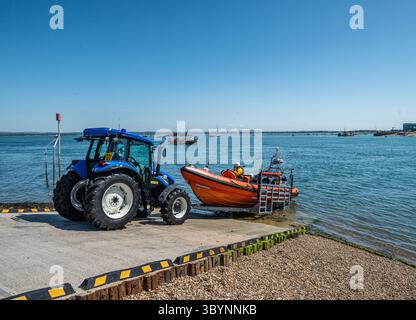 Southsea Rettungsbootstation Tag der offenen Tür im Juli 2025 mit Demonstrationen der freiwilligen Besatzung für die breite Öffentlichkeit. Stockfoto