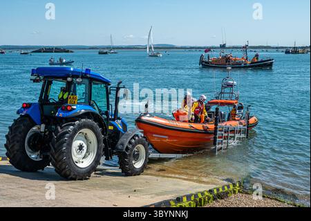 Southsea Rettungsbootstation Tag der offenen Tür im Juli 2025 mit Demonstrationen der freiwilligen Besatzung für die breite Öffentlichkeit. Stockfoto