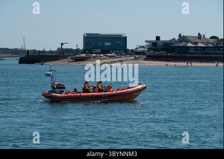 Southsea Rettungsbootstation Tag der offenen Tür im Juli 2025 mit Demonstrationen der freiwilligen Besatzung für die breite Öffentlichkeit. Stockfoto