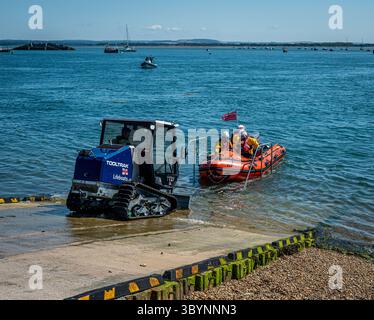 Southsea Rettungsbootstation Tag der offenen Tür im Juli 2025 mit Demonstrationen der freiwilligen Besatzung für die breite Öffentlichkeit. Stockfoto