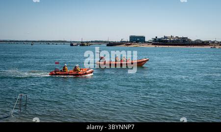 Southsea Rettungsbootstation Tag der offenen Tür im Juli 2025 mit Demonstrationen der freiwilligen Besatzung für die breite Öffentlichkeit. Stockfoto