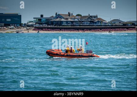 Southsea Rettungsbootstation Tag der offenen Tür im Juli 2025 mit Demonstrationen der freiwilligen Besatzung für die breite Öffentlichkeit. Stockfoto